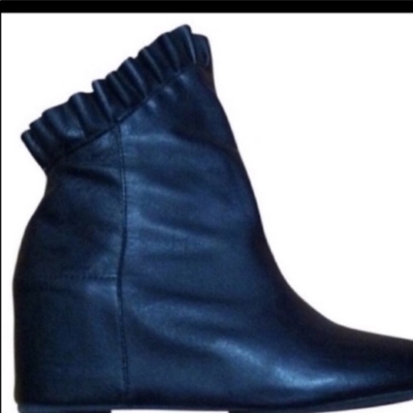 NYLA Black ruffle edge booties. 6.5 Guc. - Picture 6 of 7